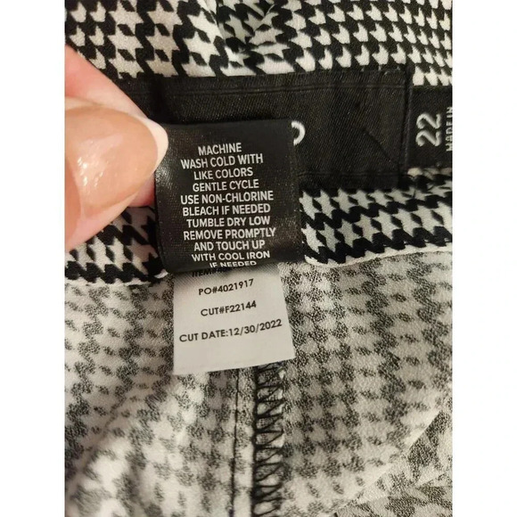 Torrid Wide Leg Studio Crepe Pleated Houndstooth Short - Picture 8 of 11